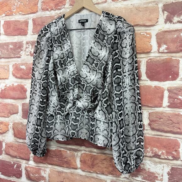 Express Top Women's Small White Black Abstract Snakeskin Casual Popover Shirt - Picture 3 of 8